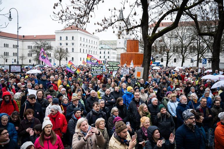 Laut Polizei verlief die Versammlung störungsfrei.  — © Lukas Barth-Tuttas/dpa