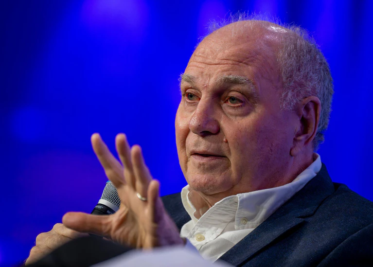 Uli Hoeneß will die Berater in ihrer Macht beschneiden. (Archivbild) — © Peter Kneffel/dpa