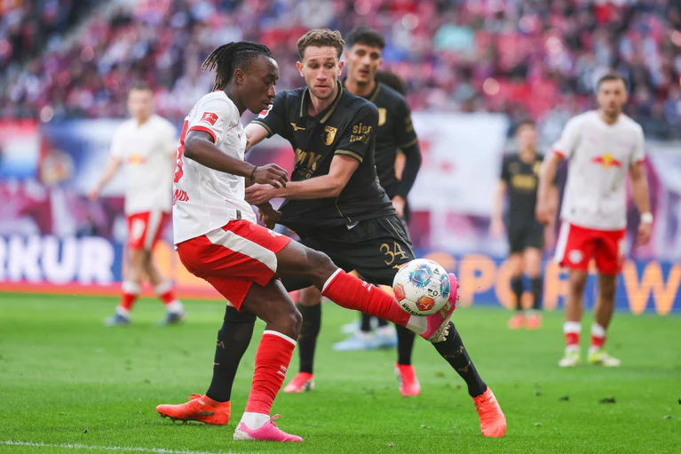 Yan Diomande (l) traf zum Ausgleich. — © Jan Woitas/dpa