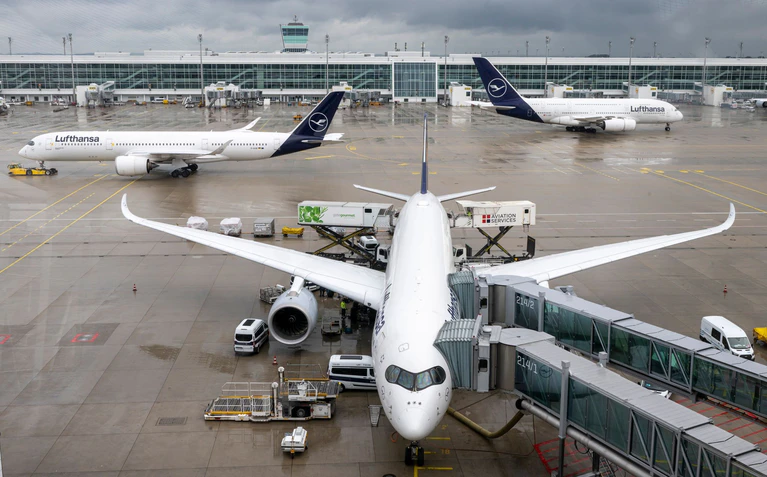 Am Münchner Flughafen wird zum Ferienstart gestreikt. (Archivbild) — © Peter Kneffel/dpa
