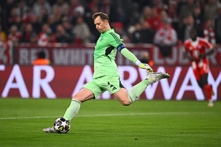 Manuel Neuer unterläuft gegen Real nach nur 35 Sekunden ein riesiger Fehler. — © Tom Weller/dpa