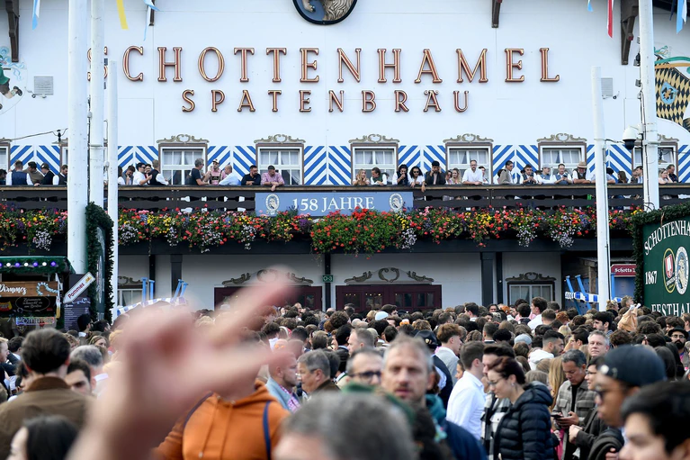 Mit dem Anstich des ersten Bierfasses im Schottenhamel-Zelt wird traditionell das Oktoberfest eröffnet. (Archivbild) — © Felix Hörhager/dpa
