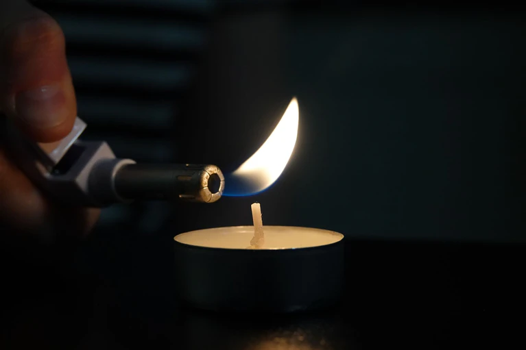 In tausenden Haushalten wurde es wegen eines Stromausfalls am Abend dunkel. (Symbolbild) — © Jessica Lichetzki/Deutsche Presse-Agentur GmbH/dpa