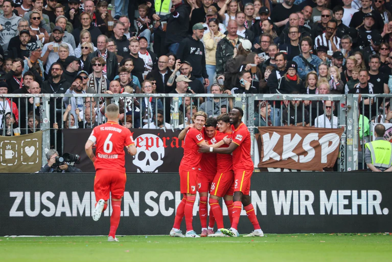 1:0 für Augsburg: Fabian Rieder (M) jubelt am Millerntor.  — © Christian Charisius/dpa