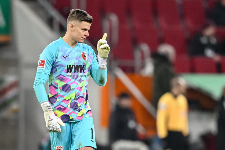 Finn Dahmen stellt für den FC Augsburg einen Rekord auf. — © Harry Langer/dpa