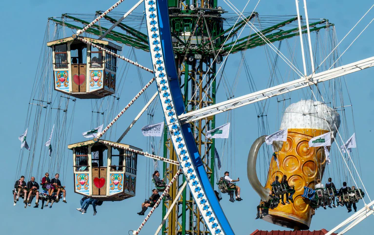 Hoch hinaus ging es für viele der Wiesn-Besucher. — © Peter Kneffel/dpa