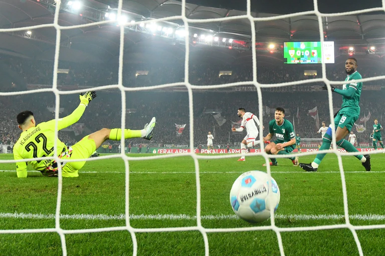 Der FC Augsburg kann das 1:0 durch Deniz Undav nicht verhindern. — © Tom Weller/dpa