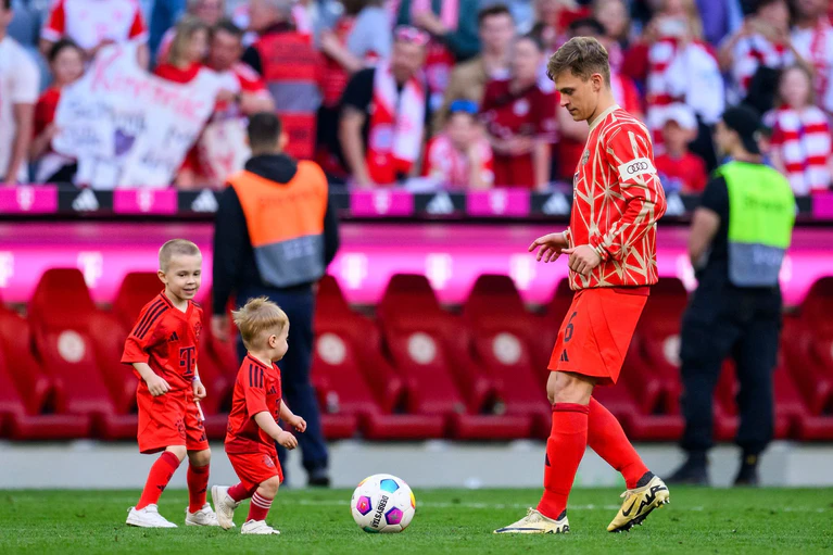 Fußball kicken mit den Kindern ist für Joshua Kimmich ein großer Spaß. — © Tom Weller/dpa