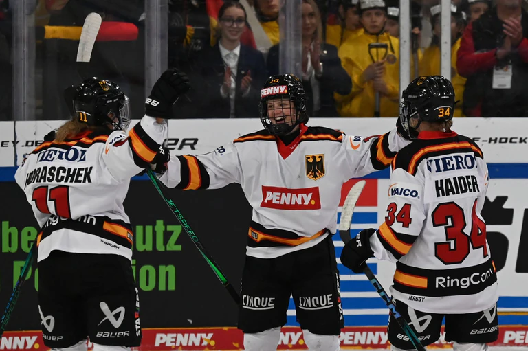 Die Eishockey-Spielerinnen dürfen sich über eine gute Nachricht freuen. (Archivbild) — © Markus Lenhardt/dpa