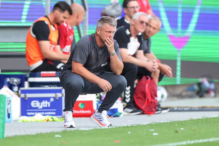 Köln-Trainer Lukas Kwasniok hat noch viel Arbeit vor sich. — © Daniel Löb/dpa