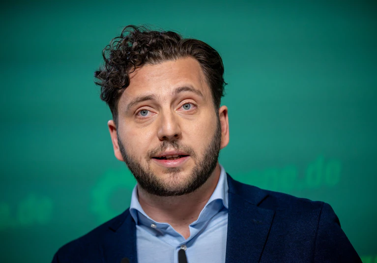 Grünen-Chef Banaszak sieht rechtliche Probleme — © Michael Kappeler/dpa