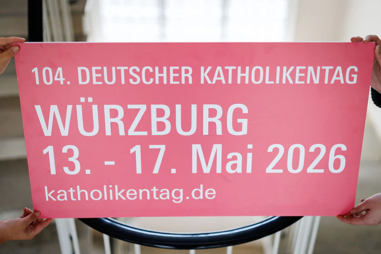 Der Katholikentag 2026 findet unter dem Motto «Hab Mut, steh auf!» in Würzburg statt. (Archivbild) — © Daniel Karmann/dpa