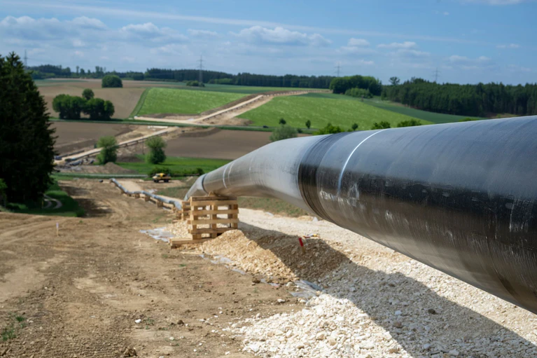 Die fast 41 Kilometer lange Gasfernleitung „Augusta“ von Wertingen nach Kötz soll die Erdgasversorgung in Bayern und Baden-Württemberg verbessern. — © Stefan Puchner/dpa