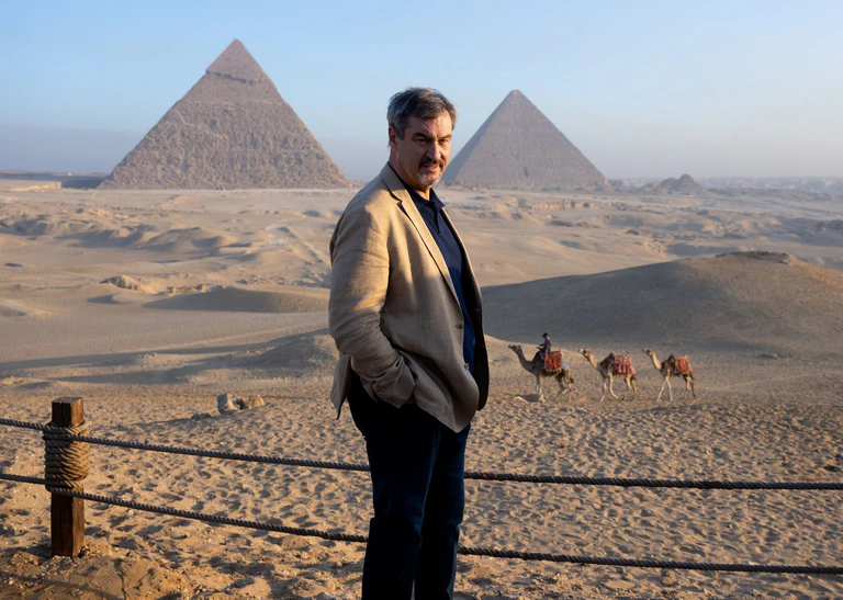 Neben politischen Terminen und jeder Menge Wissenschaft gibt es auf den Reisen von CSU-Chef Söder auch immer Zeit für Land und Leute - so wie hier bei den Pyramiden in Kairo. — © Sven Hoppe/dpa