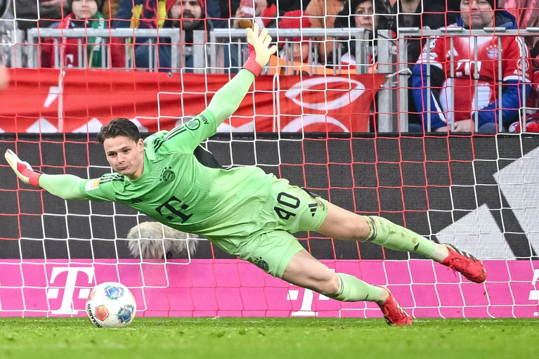 Großer Sprung: Jonas Urbig hat es als Nummer zwei beim FC Bayern ins Nationalteam geschafft. (Archivbild) — © Harry Langer/dpa