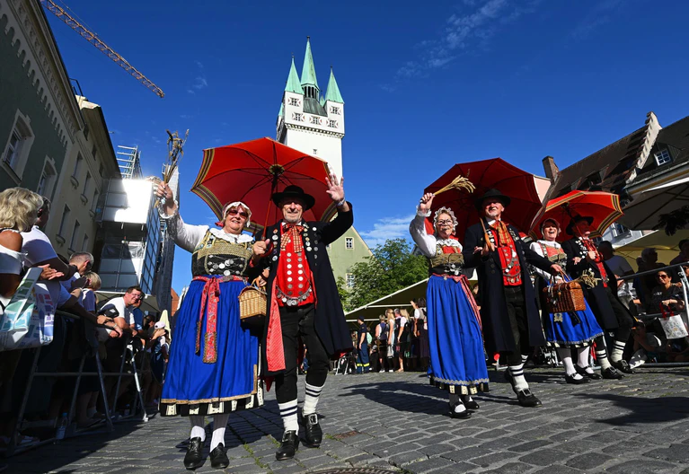 Das zweitgrößte Volksfest Bayerns startet. — © Armin Weigel/dpa