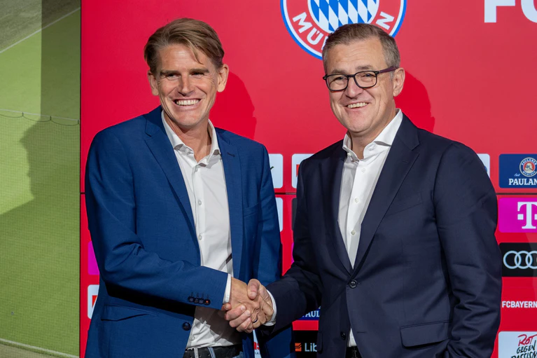 Sportdirektor Christoph Freund (l) und Vorstandschef Jan-Christian Dreesen (r) verweisen auf Gespräche mit Müller. — © Ulrich Gamel/Kolbert-Press/dpa