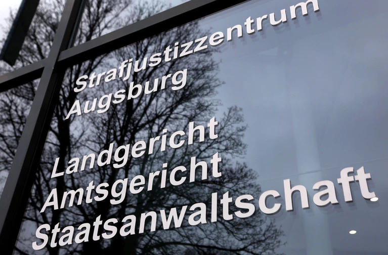 Vor dem Augsburger Landgericht muss sich ein 29-Jähriger wegen Mordes an einer dreifachen Mutter verantworten. (Illustration) — © Karl-Josef Hildenbrand/dpa