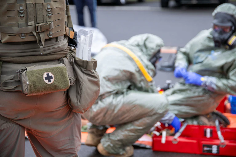 In Deutschland darf die Bundeswehr nur in bestimmten Fällen im Rahmen einer Amtshilfe eingesetzt werden. — © Pia Bayer/dpa