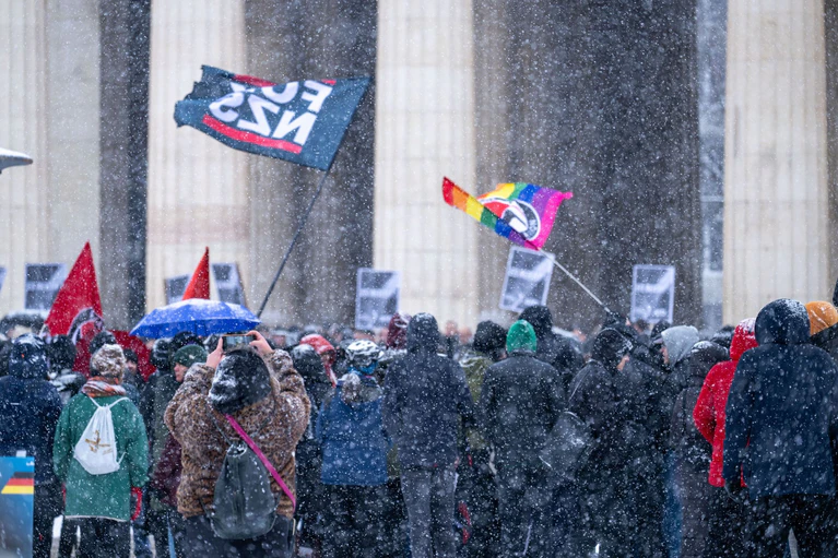Demonstration auf dem Königsplatz gegen eine politische Instrumentalisierung des Anschlags vom Donnerstag. — © Pia Bayer/dpa