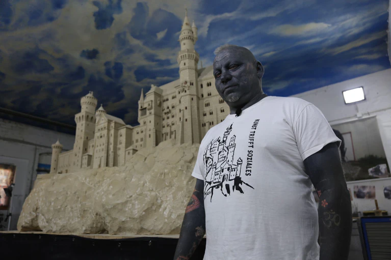 Seit zehn Jahren arbeitet Thomas Doneis an einem Nachbau des Schlosses Neuschwanstein. Jetzt möchte der 57-Jährige sein Lebenswerk für satte 11 Millionen Euro zum Verkauf anbieten. — © Benjamin Müller/dpa