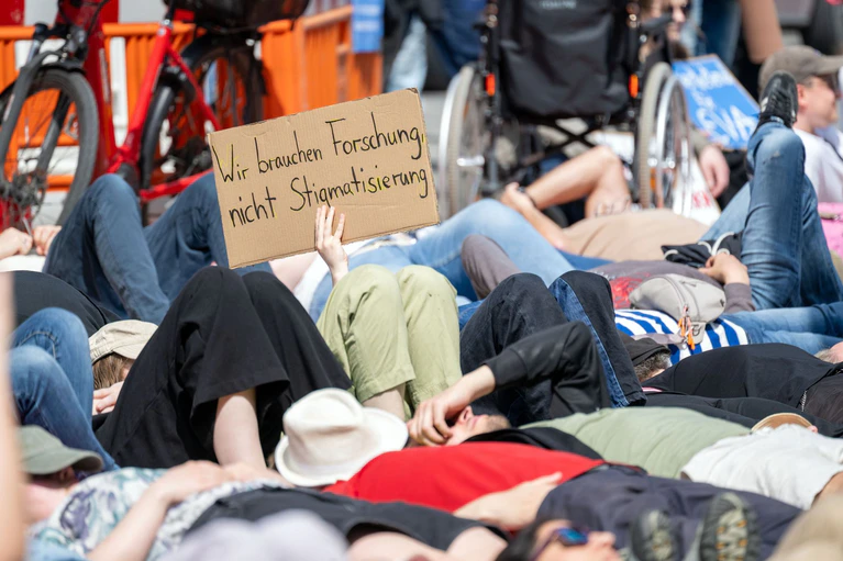Anlass für die Demonstrationen ist der internationale Tag zur Aufklärung über die Krankheit am 12. Mai. — © Pia Bayer/dpa
