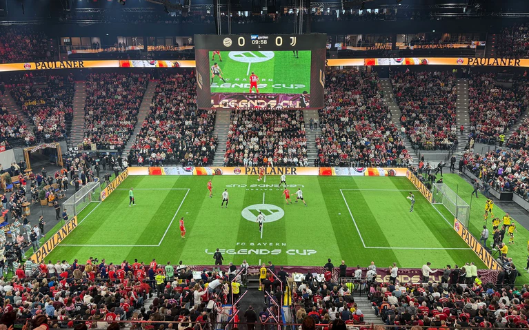 Budenzauber mit Fußball-Legenden wie Arjen Robben und Franck Ribéry (rote Trikots) in München.  — © Klaus Bergmann/dpa