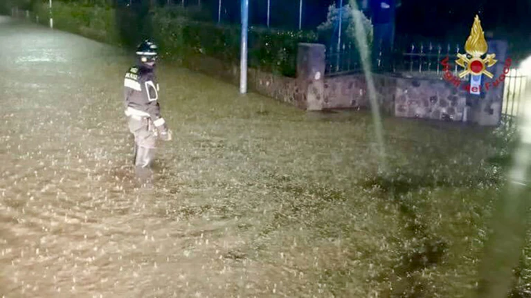 In der Region hatte es in den vergangenen Tagen heftig geregnet. Zahlreiche Straßen sind überschwemmt. Viele Keller stehen unter Wasser.  — © Vigili del Fuoco/dpa