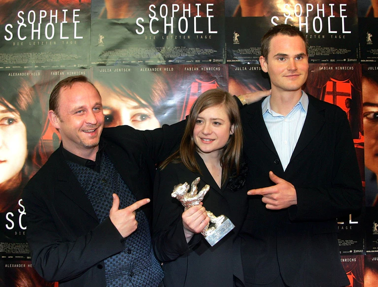Im Kino war Alexander Held (vrnl) unter anderem im NS-Drama «Sophie Scholl - Die letzten Tage» zu sehen, neben Julia Jentsch und Fabian Hinrichs. (Archivbild) — © Ursula Düren/dpa