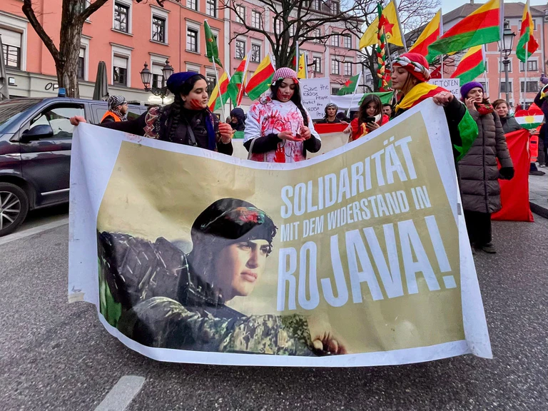In München versammelten sich mehrere hundert Menschen zu einer Solidaritätskundgebung für die kurdische Selbstverwaltung in Nordsyrien. — © Carsten Hoefer/dpa
