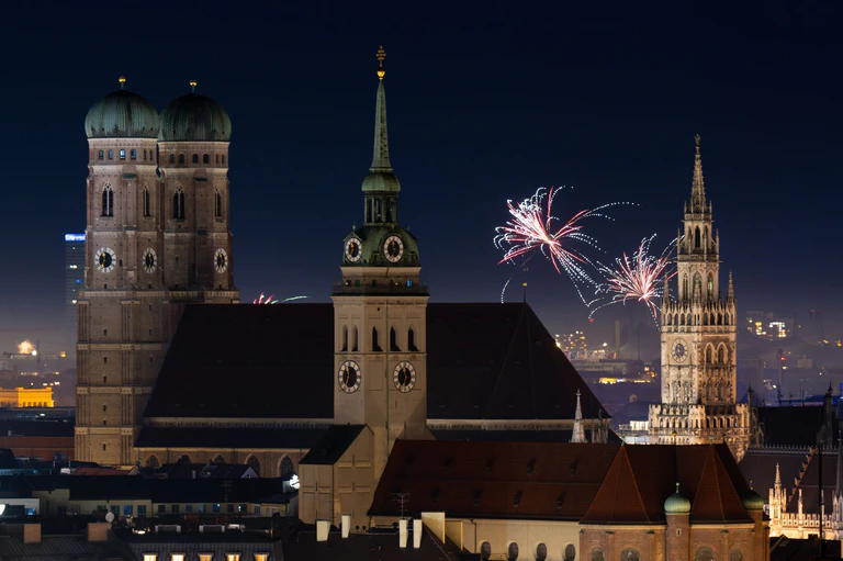 Als Ersatz für Böller und Feuerwerk plant die Stadt München eine Licht- und Lasershow auf der Silvestermeile. (Archivbild) — © Sven Hoppe/dpa