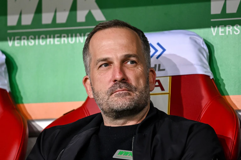 Manuel Baum wird den FC Augsburg auch künftig als Trainer betreuen. (Archivbild) — © Harry Langer/dpa