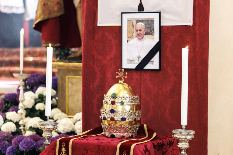 Erst nach der Wahl eines neuen Papstes kehrt die Tiara wieder an ihren ursprünglichen Platz auf dem Haupt des Petrus zurück. — © Matthias Balk/dpa
