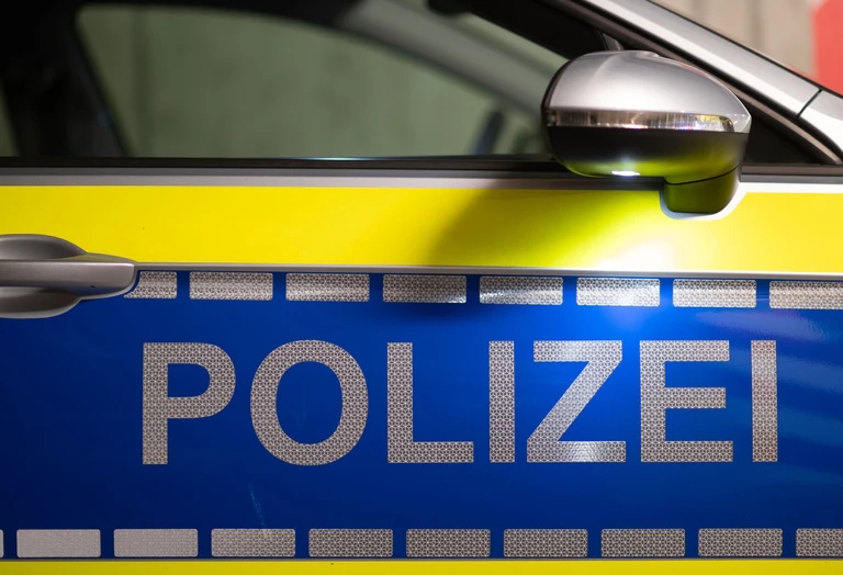 Die Polizei muss in den eigenen Reihen wegen Waffenmissbrauchs ermitteln. (Symbolbild) — © Robert Michael/dpa