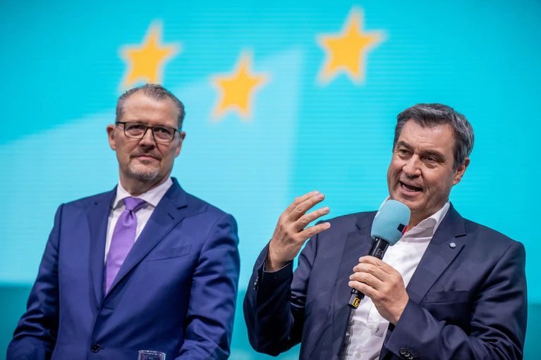 Arbeitgeberpräsident Rainer Dulger (links) fordert von CSU-Chef Markus Söder ein Verzicht auf die Umsetzung der dritten Stufe der Mütterrente. (Archivbild) — © Michael Kappeler/dpa