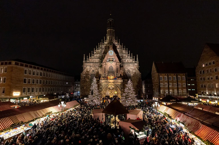 Der Nürnberger Christkindlesmarkt ist weltberühmt. Doch ist er typisch für Mittelfranken? (Archivbild) — © Daniel Karmann/dpa