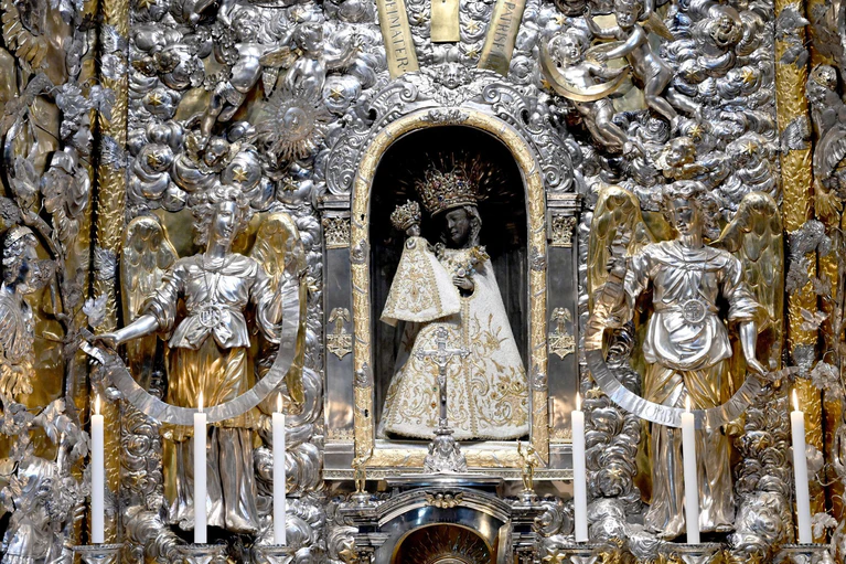 Im Wallfahrtsort Altötting steht die Schwarze Madonna im Mittelpunkt. (Archivbild) — © Felix Hörhager/dpa