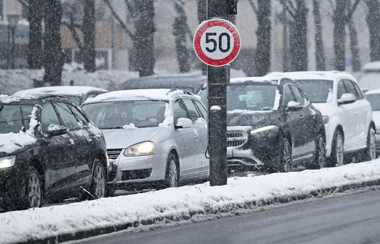 Schneefall sorgte für teils lange Staus.  — © Sven Hoppe/dpa