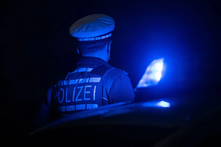 Die Polizei leitete eine Fahndung nach den Tätern ein. (Symbolbild) — © Marijan Murat/dpa