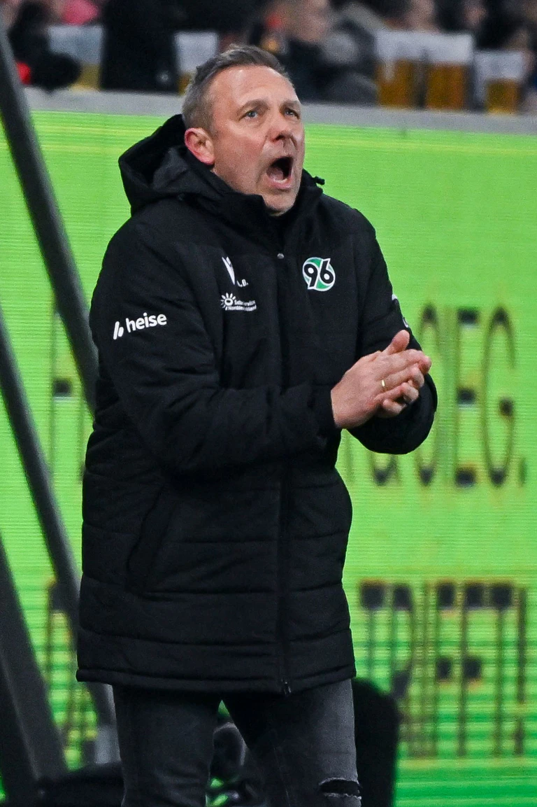Aktiv am Spielfeldrand: Hannovers neuer Coach André Breitenreiter. — © Armin Weigel/dpa