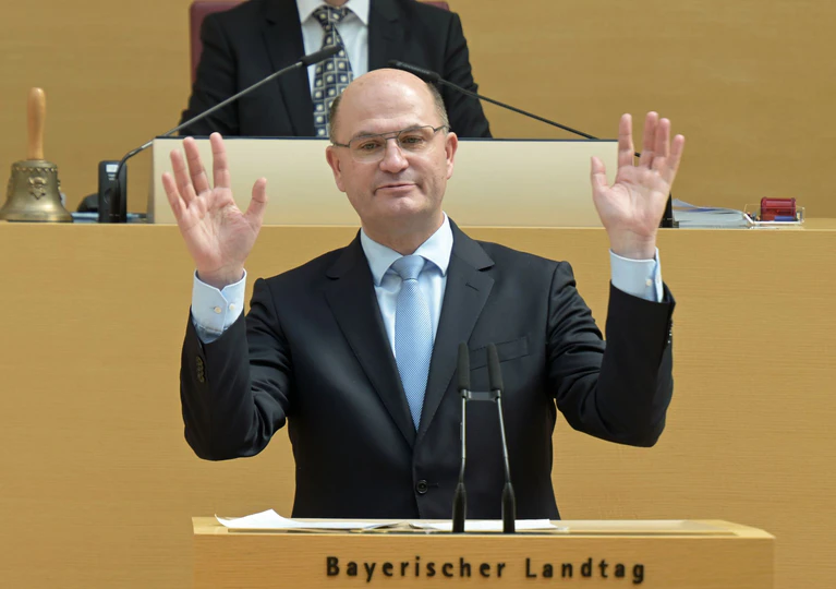 Bayerns Finanzminister Albert Füracker (CSU) hat es nicht leicht: Er muss im laufenden Jahr ebenso wie 2027 mit rückläufigen Steuereinnahmen rechnen – zumindest im Vergleich zu den bisherigen Prognosen. (Archivbild) — © Malin Wunderlich/dpa