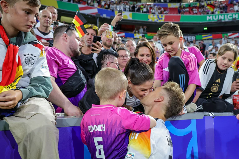 Für Joshua Kimmich hat sich mit seiner Familie der Blick auf den Fußball verändert. — © Christian Charisius/dpa