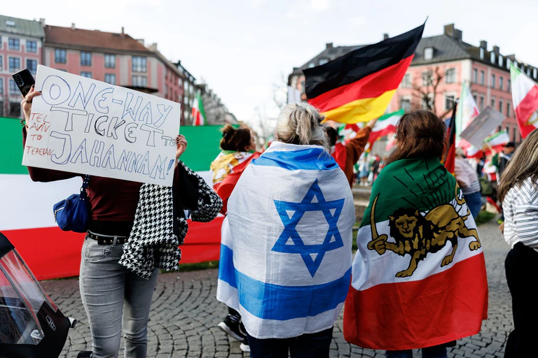 Der Demonstrationszug sollte laut der Polizei an zwei weiteren Versammlungen vorbeikommen, sodass die Zahl der Demonstrierenden noch zunehmen könnte. — © Matthias Balk/dpa