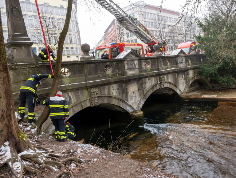 Eine illegal eingesetzte Rampe wurde von der Feuerwehr Ende Dezember wieder abgebaut. (Archivbild)  — © Peter Kneffel/dpa