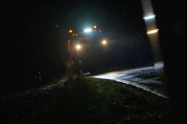 Vom Sonntagabend bis Montagvormittag ist in weiten Teilen Bayerns mit Glatteis zu rechnen. (Symbolfoto) — © Pia Bayer/dpa