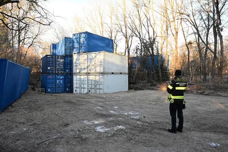 Die Evaluierung läuft laut Feuerwehr bisher planmäßig. — © Felix Hörhager/dpa