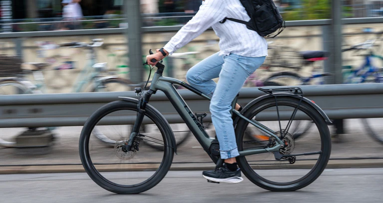 Ob auf dem Weg zur Arbeit oder im Radl-Urlaub: E-Bikes kommen immer häufiger zum Einsatz. (Archivbild) — © Leonie Asendorpf/dpa
