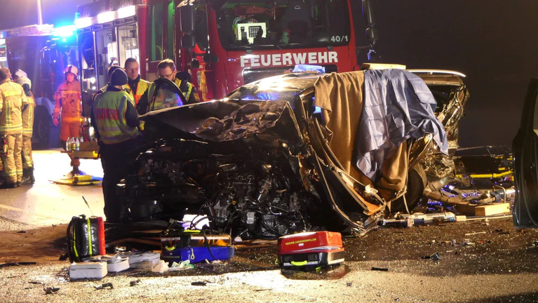 Der 49-Jährige wird bei dem Unfall in seinem Wagen eingeklemmt und stirbt.  — © Christian Licha/dpa