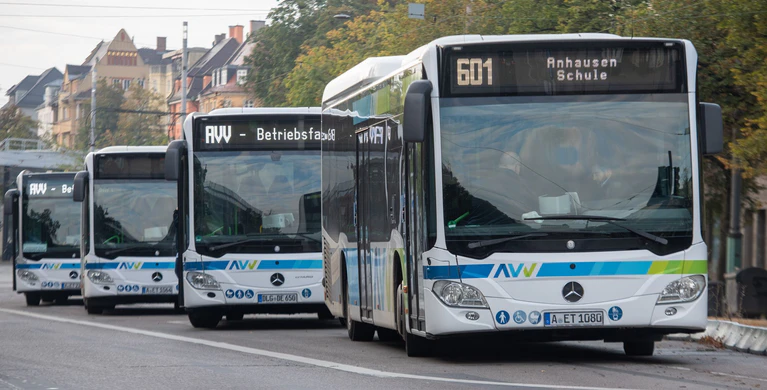 Mit Milliardeninvestitionen könnte laut einer neuen Studie das Bus- und Bahnangebot in Bayern überall deutlich verbessert werden. (Symbolbild) — © Stefan Puchner/dpa