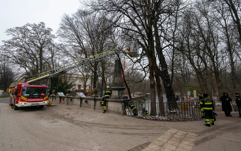 Ein Kran war im Einsatz.  — © Peter Kneffel/dpa